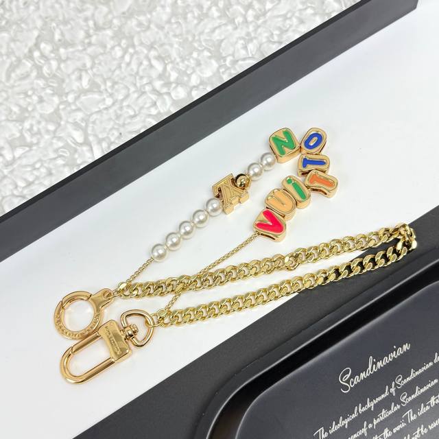vuitton 腰带链及包饰短款 Vuitton 腰带链以双链设计宣示潮流个性：一条融汇珠饰，并以金属串珠拼写 Vuitton 标识，另一条借链环释放经典韵味。