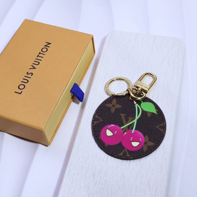 lv 圣诞系列，圆牌钥匙扣 Illustre Xmas Seoul 包饰与钥匙扣讲述品牌吉祥物的韩国之旅。