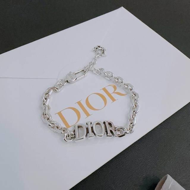 dior新款高品质迪奥手链原单货专柜新款开模复古潮流时尚必备 男女均可佩戴 情侣款同款 摇滚朋克泰银风格 复古元素 潮流百搭 官网同款项链最新款链条档次更高明星