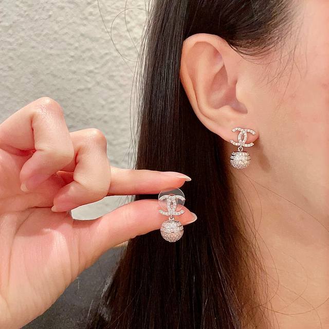 chanel香奈儿 中古 双C耳钉原版复刻Logo 小香家的款式真心无需多介绍每一款都超好看，精致大方，非常显气质.