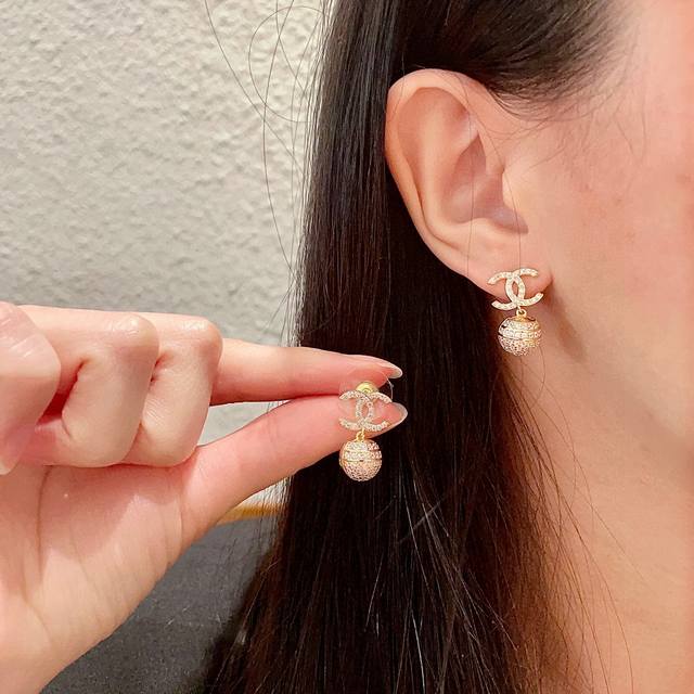 chanel香奈儿 中古 双C耳钉原版复刻Logo 小香家的款式真心无需多介绍每一款都超好看，精致大方，非常显气质.