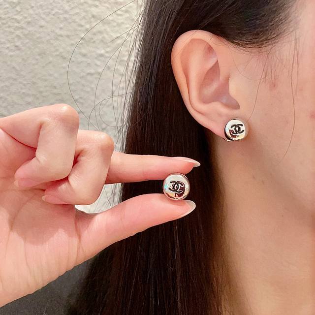 chanel香奈儿 中古 耳钉小香家的款式真心无需多介绍每一款都超好看，精致大方，非常显气质.
