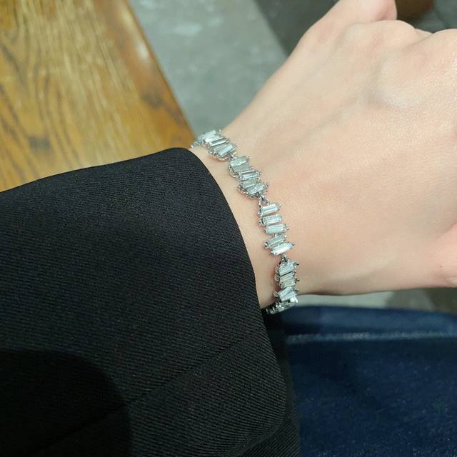 西太后手链，太精致了喜欢这种小而精致的款，它很适合叠戴那种很精致的饰品！这个东西我说来说去就这些话。但西太后这个牌子没尝试过的可以试试；很可以。主要太日常，并不