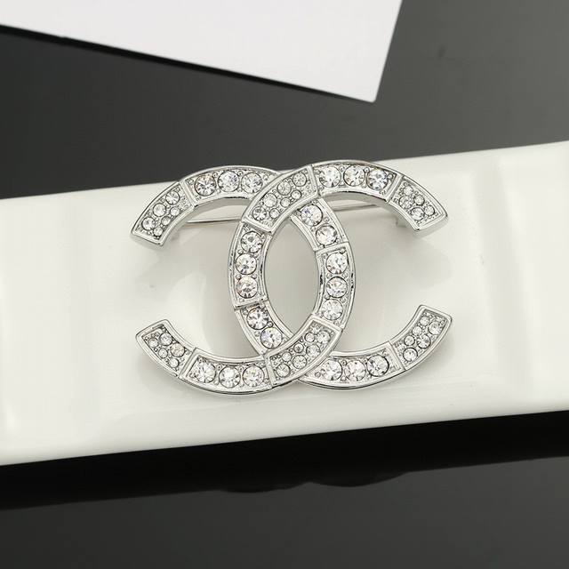 小香 Chanel 火爆 胸针 最高代购级别 最具味道的满钻胸针Brooch 实物赞爆了 随便你想别哪里 别外套，西装，鞋子，领口，帽子 你能想象得到 它都能给