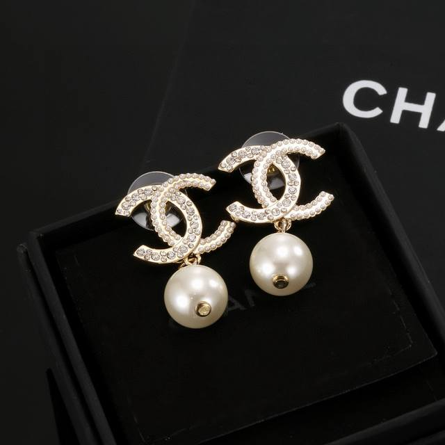 chanel 小香 火爆单品 金色耳钉 最经典款 没有之一 气质 耳钉 耳环 上耳超美腻 怎么看怎么美 原版一致材质 纯银针 一致不够卖的款 人见人爱 耳钉