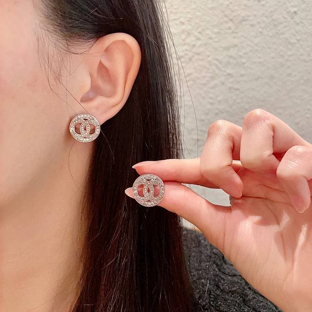 chanel香奈儿 中古 耳钉小香家的款式真心无需多介绍每一款都超好看，精致大方，非常显气质.