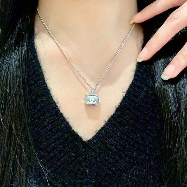 chanel香奈儿 中古 项链小香家的款式真心无需多介绍每一款都超好看，精致大方，非常显气质.