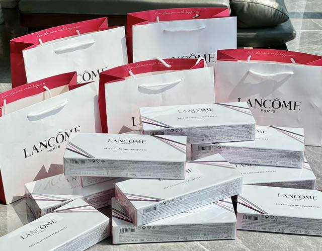 专柜品质 lancome兰蔻香水礼盒 Q香五件套 送礼佳品 非常适合出街 出差 旅行随身携带的小瓶套装 而且全部都是兰蔻最经典的味道 tresor In Lov