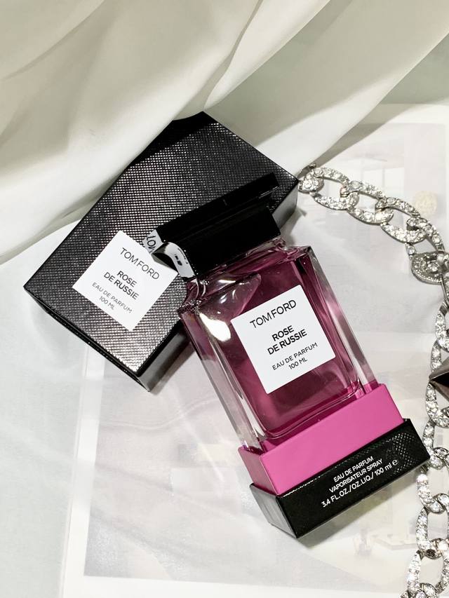 专柜品质 tf俄罗斯玫瑰100Ml rose De Russie 皮革玫瑰 裸身穿着皮衣于暗夜穿梭的俄罗斯女郎 暗黑神秘恣意不羁 皮革的野性撞击玫瑰的性感 独有