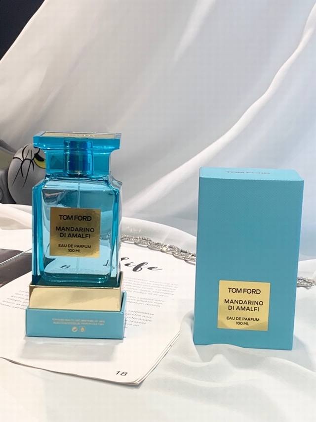 专柜品质 tom Ford 阿玛菲柑橘 绝谧橘境 当时是纯粹出于颜值买的 晶莹剔透的瓶身美貌值满分 像一尊雕刻的蓝水晶 摇动瓶身 液体在其中荡起波光粼粼 像是阳