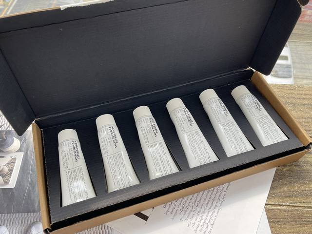 专柜品质 lelabo实验室手霜 特别推出一套香水同款护手霜限定套装护手霜 重点只有在法国当地才能买得到 Lelabo用残缺的 不规则的视觉效果突出不完美 套装