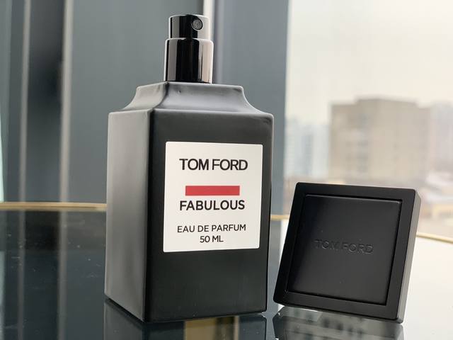专柜品质 tffabulous发布勒斯 香水 纯黑色磨砂质地瓶身 外型方正规整非常大气 拿在手上很有质感