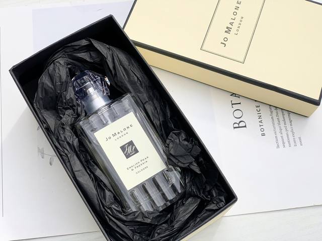 专柜品质 祖马龙 新款钻石英国梨与小苍兰香水100Ml 祖马龙 新款钻石瓶 国内专柜陆续同步上新 1920年代是辉煌奔放的时代 繁华年代的纸醉金迷之外 也是艺术