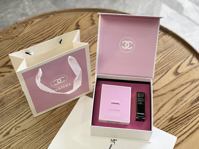 专柜品质 小香邂逅香水口红礼盒2件套 内含 粉邂逅50Ml+黑管按压口红58# 经典粉色邂逅 透漏出一丢丢小性感 追逐自由 非常独特的香 闻过一次就记在心间 柑