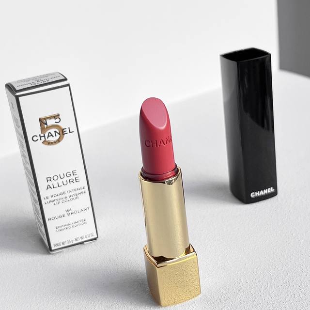 专柜品质 n5 191色号玫瑰蜜桃香奈儿限定新品日常素颜显白~ 没人能拒绝的了香奈儿 没有 更别说这次的圣诞限量款了 香奈儿炫亮魅力唇膏5号系列灵感来自5号香水