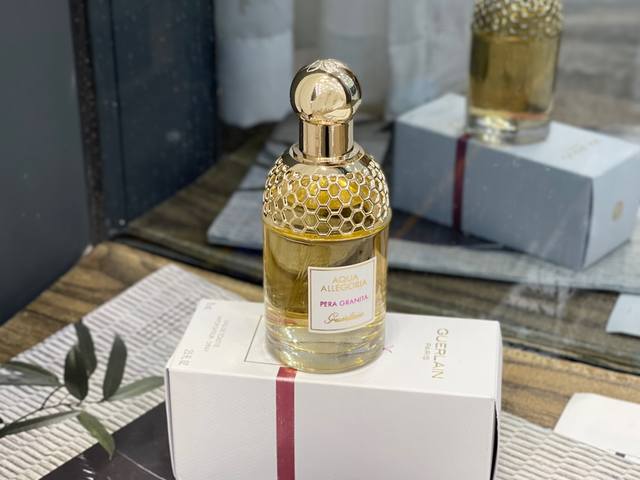 专柜品质 娇兰雪梨冰沙75Ml ,又名初夏沁梨 pera Granita,2016 香调:花香果香调 前调:葡萄柚香柠檬柠檬 中调:橙花桂花梨希蒂莺 后调:橡木