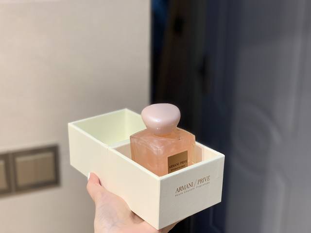 专柜品质 外贸香水今年最后一波 阿玛尼 苏州牡丹 粉红流沙限量版 先说下味道属于花香调 香香甜甜 牡丹的清香中夹杂淡淡的玫瑰花香
