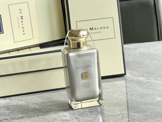 专柜品质 祖玛珑 圣诞限定 玫瑰与木兰 jo Malone London 星.夜限定系列 全新玫瑰与木兰限量回归 月光弥漫 银色鎏光洒满瓶身 如漫天星光坠落 五