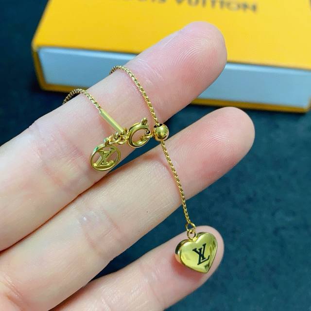 路易威登 Lv自由伸缩爱心金色项链高端定制 高级分色电镀 大牌时尚带来时髦 有趣的视觉 明亮式切割工艺使表面抛光非常靓丽360度绚丽夺目 方方面面都很到位整体设