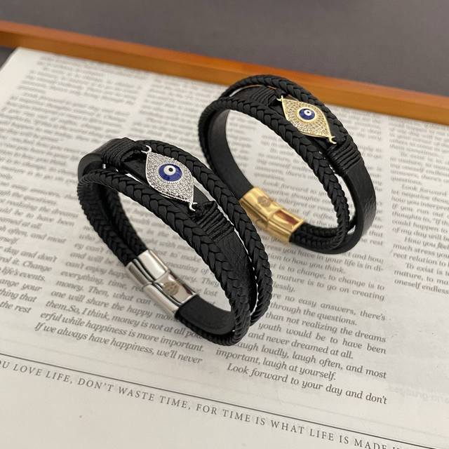 新款 专柜品质 Chrome Hearts克罗心 恶魔之眼皮绳手镯 凹凸造型不同的花纹设计风格呈现出与众不同 十字架童军花是克罗心的标志 所以更经久不衰 正品打