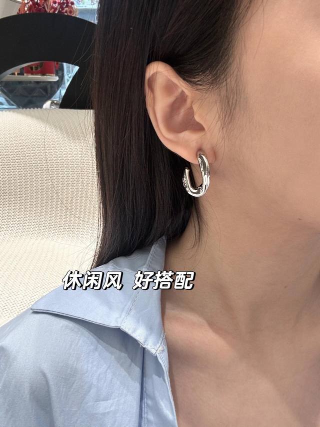 我们出品 Z批 5850 量大咨询客Fu 香 不规则双C耳钉 30S必入爆款非常简约的设计 每季必入的Cc经典款 五金浮雕花纹 细节精美细腻 细节控一定会很爱每