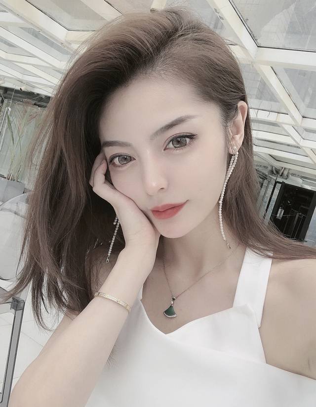 我们出品 可定制18K真金真钻 玛瑙再也不会掉下来了 与Z批一致 红玛瑙Diva 我家的贝母是很水润油亮的 细节完美 全部925纯银材质电镀厚金 不是市场货可以