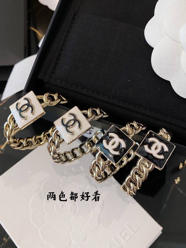 编辑Xed0433黑色 编号Xed0368白色 Ch Nel黑白珐琅方块链条月亮耳钉 质感绝赞的 秒杀全网品质的版本 欢迎对比 手工滴油珐琅 进口材料 质感细腻