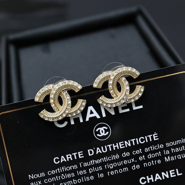 Chanel 双C半钻搭配经典麦穗纹理耳钉 日常百搭 经典小香元素 女人味十足 让人爱不释手的一款