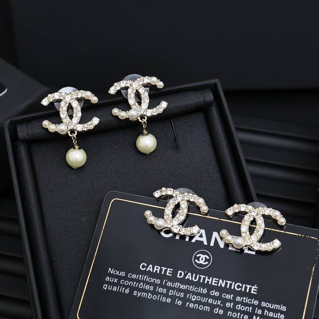 chanel 经典珍珠 钻钻双C耳钉 耳环 真的会沦陷于这副耳钉里~ 永久经典款米珠双C珍珠耳钉 经典耐看百搭 耳钉 耳坠