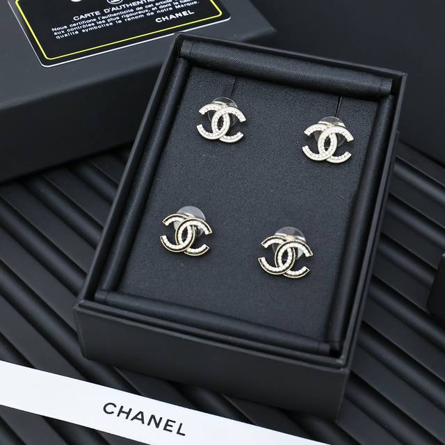 Chanel双C耳钉 经典黑白元素 日常百搭 经典小香元素 女人味十足 原版一致黄铜材质 让人爱不释手的一款