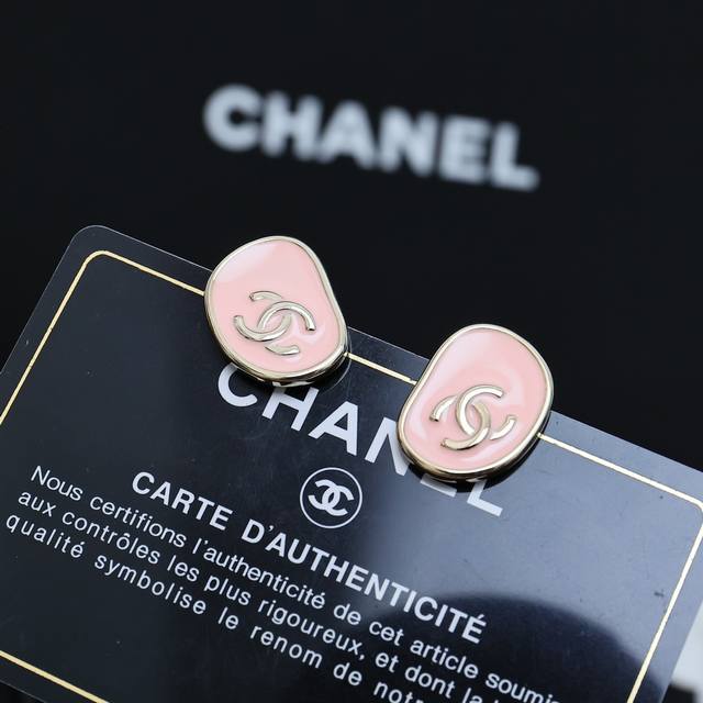 Chanel 粉色不规则珐琅耳钉 香奈儿你是懂设计的 粉色珐琅搭配不规则形状绝美真的很喜欢这种拼接搭配 不会太隆重的感觉 日常通勤约会都好看