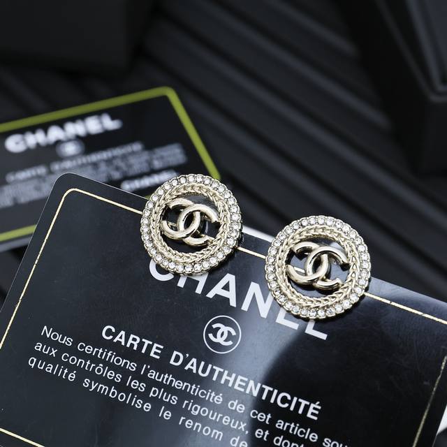 Chanel镂空圆钻双C耳钉 这一季必入单品背面手工拉丝纹路工艺非常的精致 浅金色太高级了强烈推荐自留