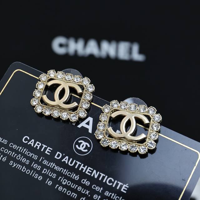 Chanel花边方形镂空双C耳钉 爆款系列超爱花边钻的设计非常温柔有气质 上边颗颗 强烈推荐