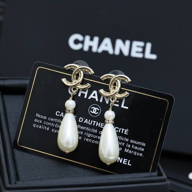 Chanel水滴珍珠耳环 高级淡金色 要说百搭还是珍珠系列 要说修脸什么款比较显脸瘦那当然无疑问的是水滴这款耳环超级耐看