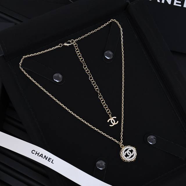 Chanel25C双色金币宫廷复古圆项链 戴上美到心巴上的耳钉来了 心仪的款难免少不了经典双C 真的很美~双色怎么搭配都百搭