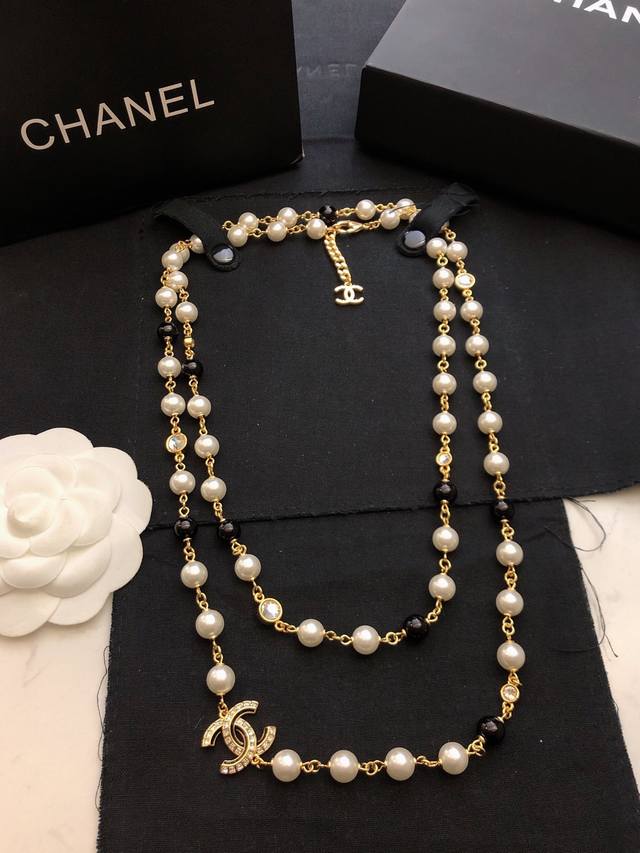 Chanel 香奈儿项链原单品质Cc方钻黑白珠毛衣链 chanel新款首饰 香奈黑白珠水钻珍珠长链 线条系列胸针 时髦百搭单品