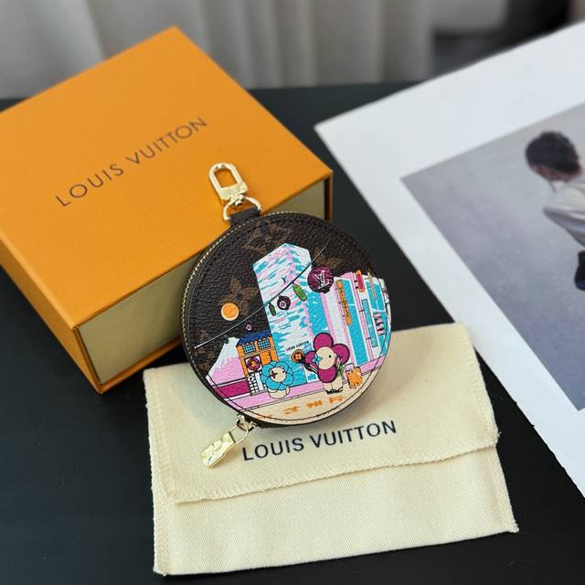 Lv8色现货薇薇安Vivi系列圆形零钱包 lustre Vivienne Funfair Xmas 包饰与钥匙扣 零钱包挂件 louis Vuitton 路易威
