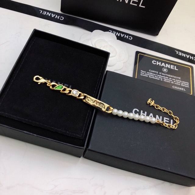 Chanel香奈儿 经典珍珠手链 原版复刻Logo 小香家的款式真心无需多介绍每一款都超好看 精致大方 非常显气质