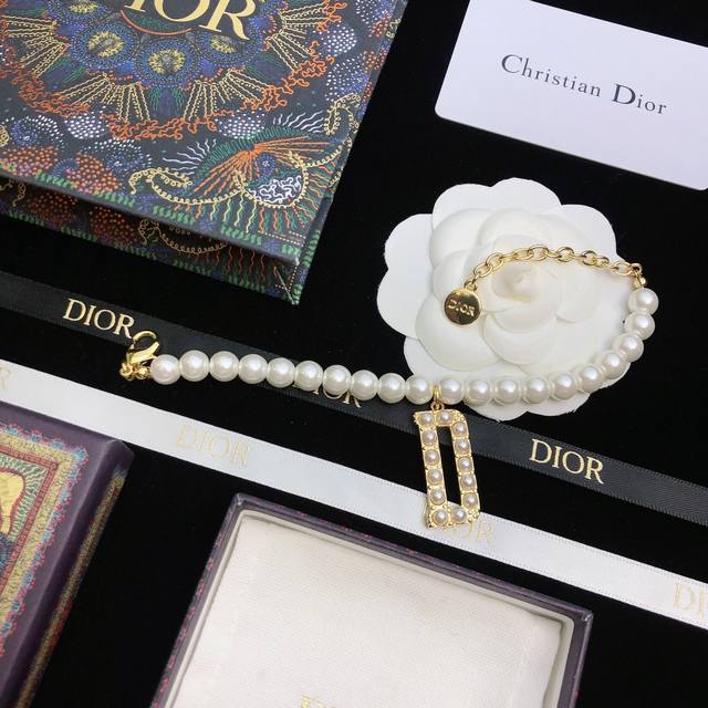 迪奥新款 Dior手链 本季度最火爆时尚单品 经典与流行 经典是不管时间如何变化 它也能成为时尚的代言词 专柜铜材质
