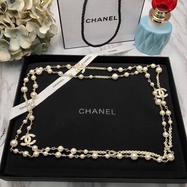 小香 双层长链毛衣链 Chanel珍珠发烧友不要错过 市场玲琅满目 真正的好货真的太少 我家毛衣链款式不多 但每一个都是正品打版 尺寸色泽材质 绝对出入专柜无压