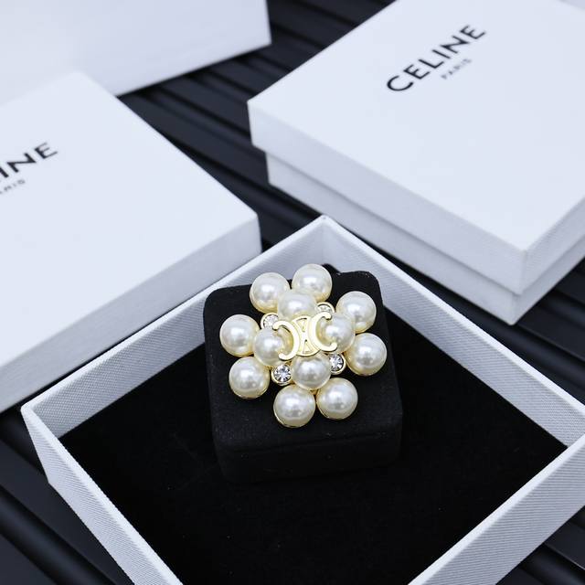 Celine赛琳凯旋门珍珠花朵胸针 时尚简约 又很有创意的设计 非常的柔美 落落大方施华洛珍珠+水钻 非常的有质感 很那种复古港风味道 一股中古风 vintag