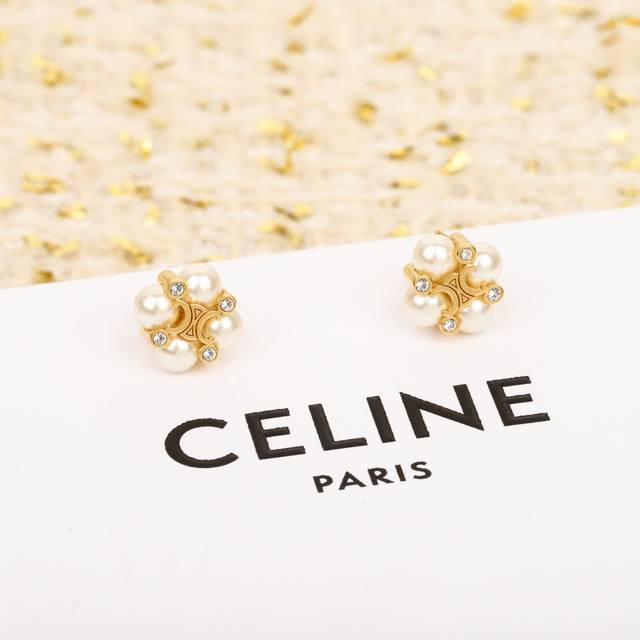 高品质 细节如图 Celne 方块珍珠耳钉 时尚简约 又很有创意的设计 非常仙 非常柔美 落落大方 颗颗施华洛珍珠+施华洛钻 非常的有质感 每一对都是精品 越简