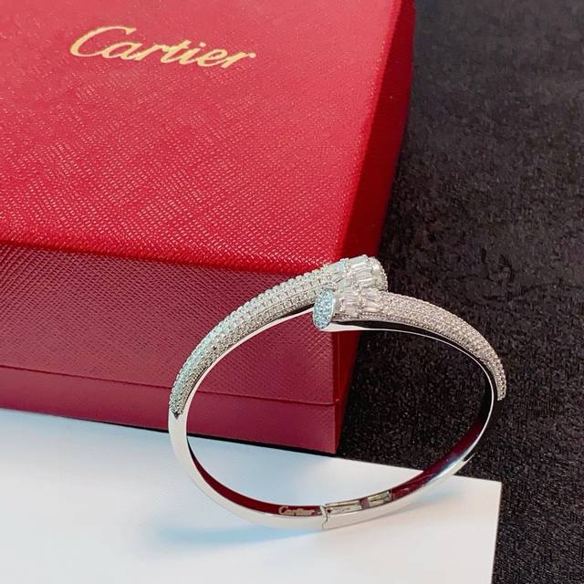 cartier 卡地亚官网最新发布 火爆满钻钉子镶钻手镯进口精工保色18K高端定制顶级工艺 专柜Logo刻字清晰 360度无死角 全新的窄版设计 更显精致 如此