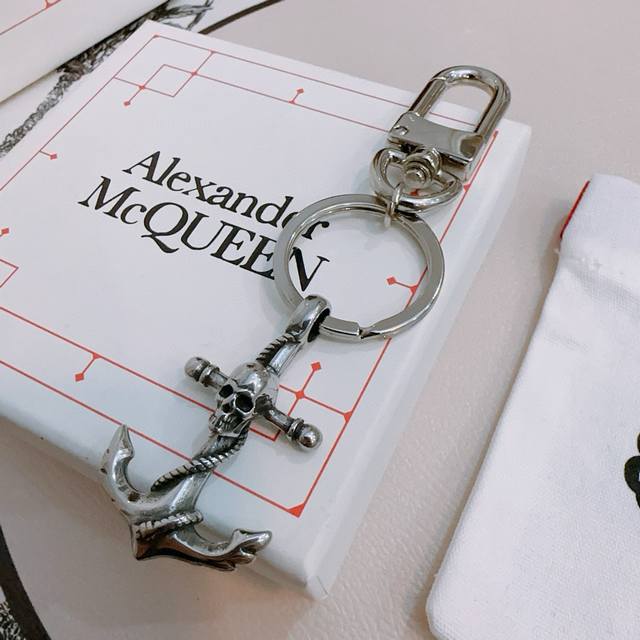 原单货新款Alexander Mcqueen 亚历山大 麦昆 钥匙扣 包包扣 配饰 专柜一致原版定制 骨子里那种叛逆浮夸朋克可内心又向往着美好的焦虑 对美的另一