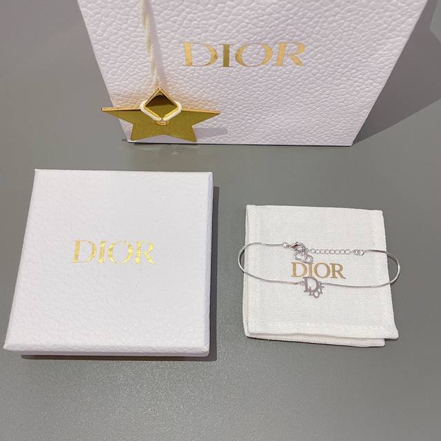 我们出品 D银字母手链 Dor Vintage系列 越看越好看 丝毫不亚于Ch Nel的Vintage 经典的Logo 简约大方不失时尚 真的越看越有味道 每款