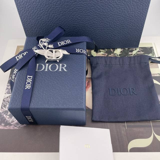 我们出品 D Cd铃兰花胸针 ZP5600 铃兰花开 幸福自来太爱铃兰花的一切了迪家之花 闭眼冲 超级超级绝美爱惨啦 太有调性的一款 整体有厚度 非常的有质感