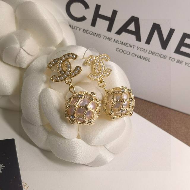 Chanel香奶奶珍珠编织网状耳钉耳环好久的编织球耳环终于出啦 专柜5300 巨贵啊 现在专柜动不动都是大几千的价格p着实奢侈双C掉珍珠球耳钉 别小看这个 不好