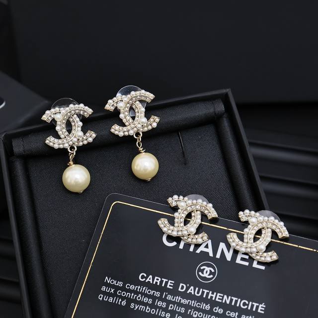 chanel经典米珠双C耳钉 耳环 真的会沦陷于这副耳钉里~ 永久经典款米珠双C珍珠耳钉 经典耐看百搭 耳钉 耳坠