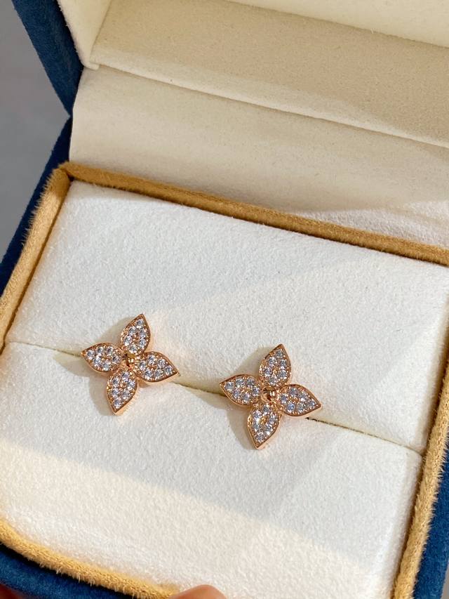 p价 l*V四叶花套装 老花钻石耳钉 项链 纯Cnc精雕 纯手工微镶 购Zp开发 可任意对比厚金电镀 颜色超正刻字 耳针都是精雕细节感满满 规格 直径1.4Cm
