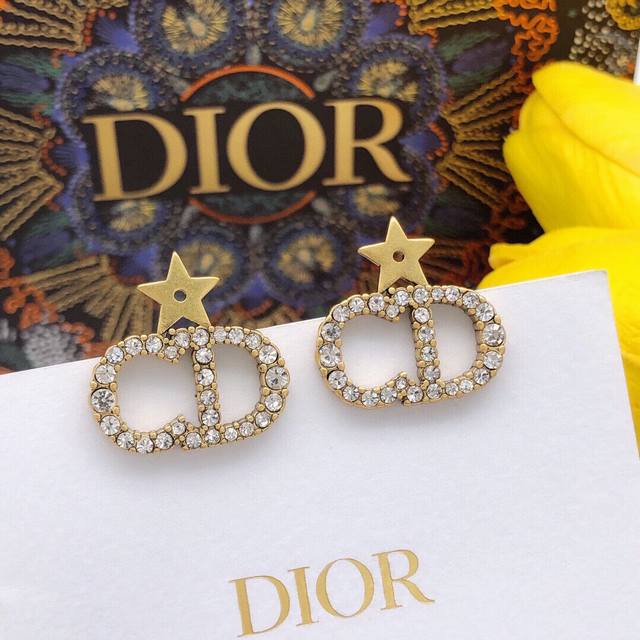 编号Ded0182 dior 迪奥 星星Cd耳钉 专柜新款上市 美得不要不要的 唯美 浪漫 人手必备款 火爆小红书 精选Zp一致材质